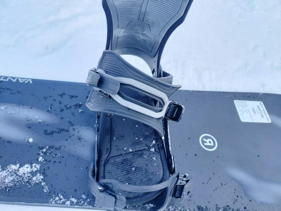 RIDEバインディングスペクターのアンクルストラップとトウストラップ