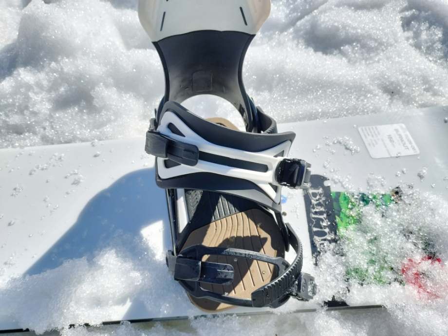 RIDEバインディングサーキットのアンクルストラップとトウストラップ