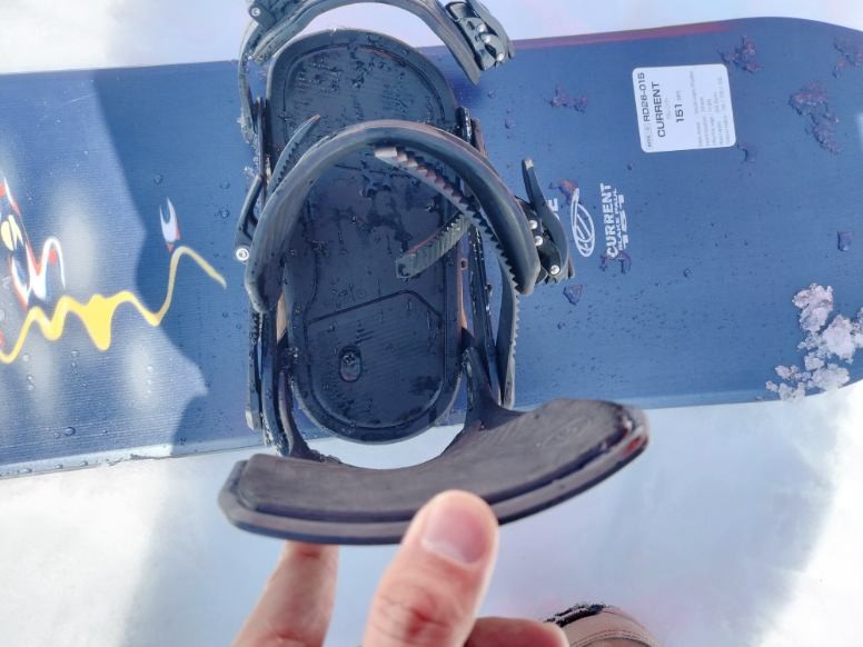RIDEバインディングドローンのハイバックの上からの写真