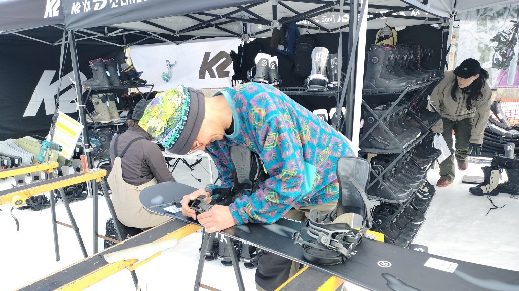 RIDEバインディングをセッティングするアンディさん