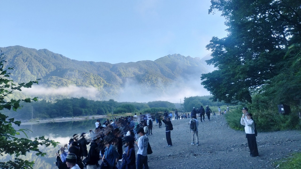 上高地の大正池の早朝の混雑具合の写真