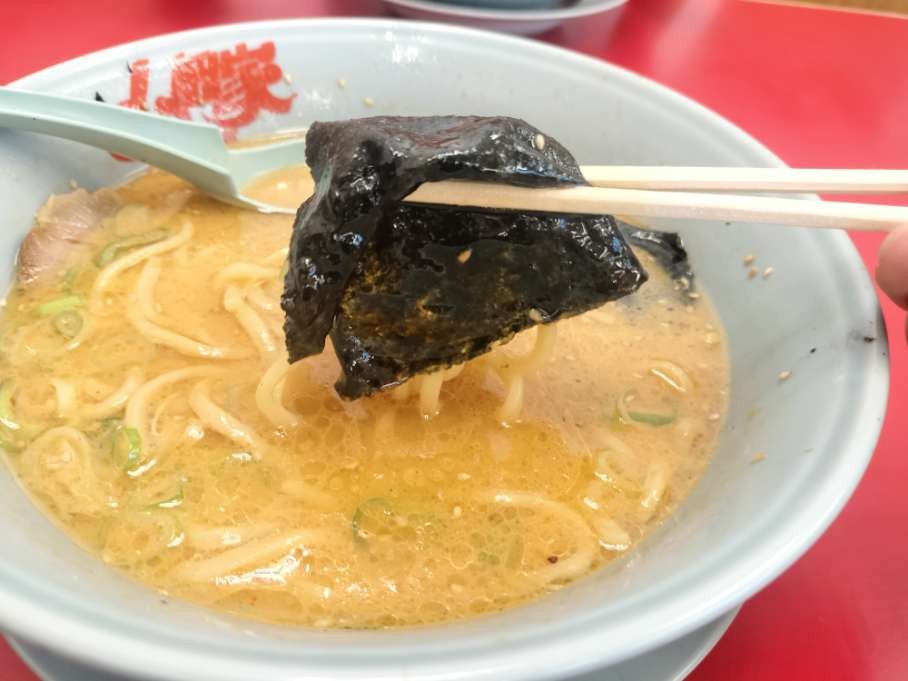 山岡家のラーメンと海苔のトッピング